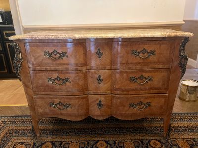 une commode surmontée d'un plateau en marbre