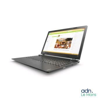 un ordinateur portable posé sur une surface blanche