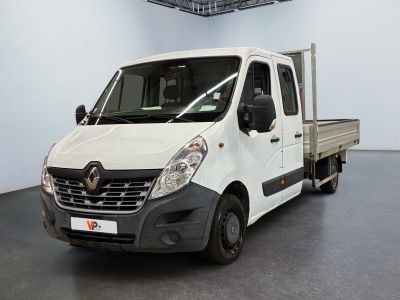 un camion blanc garé à l'intérieur d'un bâtiment