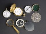 de nombreux types de montres de poche sur la table