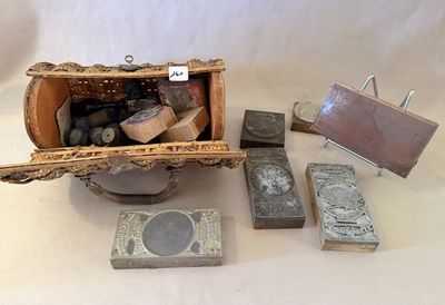 une petite boîte en bois remplie de divers objets, posée sur une table