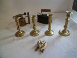 cinq chandeliers en laiton sur une table blanche