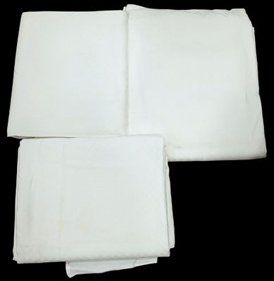quatre serviettes blanches sur fond noir