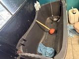 une baignoire sale dans un coin de la salle de bains