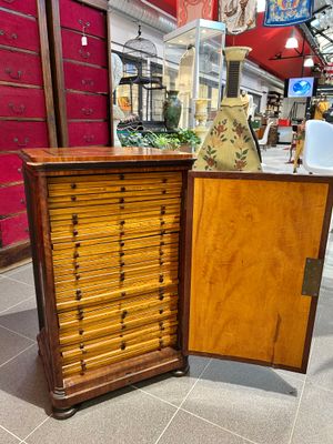 une armoire en bois sur laquelle est posé un vase