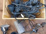 une boîte remplie de fils et d'autres équipements électriques posée sur une table