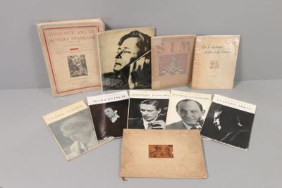 un assortiment de livres anciens exposés sur une table