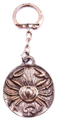 un porte-clés en argent orné d'un motif floral