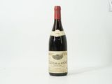 une bouteille de vin posée sur une table