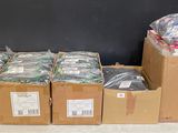de nombreuses boîtes d'objets assortis posées sur une table