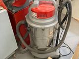 un aspirateur posé au milieu d'une pièce