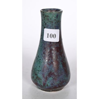un vase vert sur lequel est accrochée une étiquette indiquant « 100 »