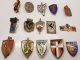 plusieurs types de badges sont présentés sur une surface blanche