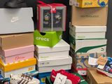 plein de cartons et encore des cartons de chaussures par terre