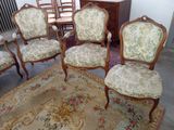 six chaises et une table dans une pièce