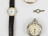 trois types de montres différents et une clé sur un fond blanc