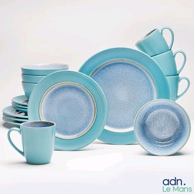 beaucoup d'assiettes et de tasses bleues sur la table