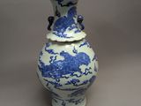 un vase bleu et blanc orné d'un dragon