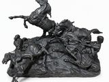 statue représentant un homme à cheval au sommet d'un tas de personnes
