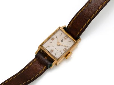 une image d'une montre-bracelet avec un bracelet en cuir marron
