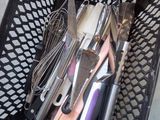 un panier rempli d'ustensiles, avec des cuillères à l'intérieur