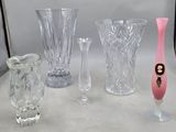 beaucoup de vases en verre et de vases sur la table