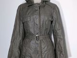 une image d'un manteau de femme sur un support de mannequin