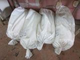 trois sacs posés par terre