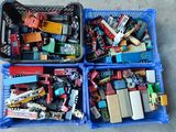 deux paniers remplis de petites voitures et d'autres jouets