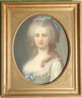 portrait d'une femme en robe blanche, portant un bandeau bleu