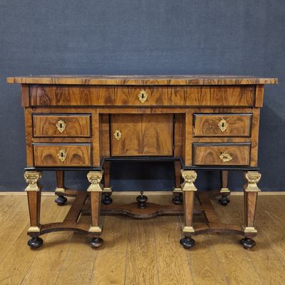 BUREAU MAZARIN d’Epoque XVIIème Siècle en placage de noyer m…