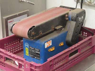 une machine posée sur une caisse rose