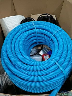 un tuyau bleu posé à l'intérieur d'une boîte en carton