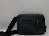 Le sac est noir et comporte une fermeture éclair sur le côté.