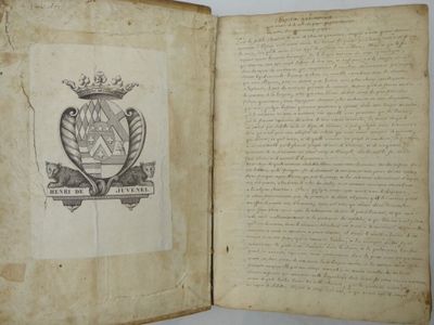 un livre ouvert sur lequel sont dessinés un blason et une couronne