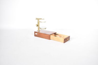 une petite boîte en bois surmontée d'une horloge