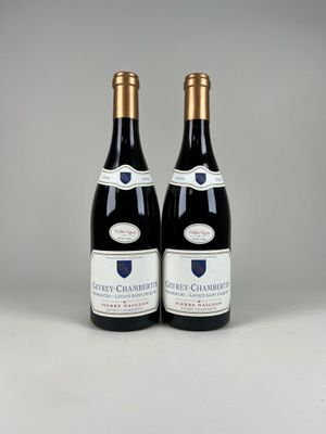 deux bouteilles de vin posées l'une à côté de l'autre sur une table