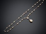 un ensemble composé d'un collier et de boucles d'oreilles en perles et en argent