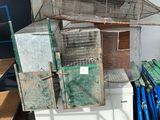 une cage à oiseaux posée sur un réfrigérateur dans une pièce