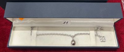 une boîte contenant un collier et un bracelet