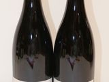 deux bouteilles de vin posées l'une à côté de l'autre sur une table