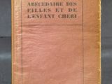 un vieux livre posé sur une table à côté d'un fond noir