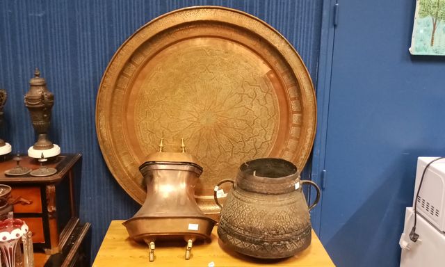 Cuivre - partie de fontaine, grand plat marocain, vase à deux ans...