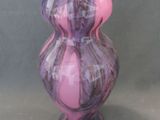 un vase violet posé sur une table