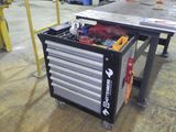 un chariot à outils chargé d'outils dans un entrepôt