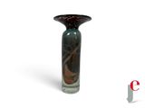 un vase en verre dans lequel est représenté un bateau