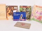 de nombreux livres exposés sur une surface blanche