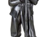 statue d'un homme armé d'un pistolet et coiffé d'un chapeau, sur fond blanc