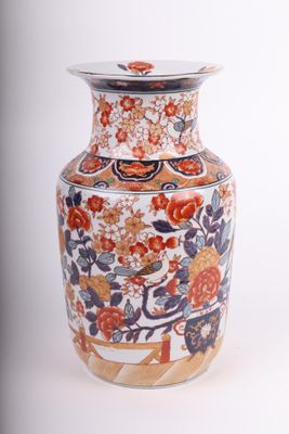 un grand vase orné d'un motif floral