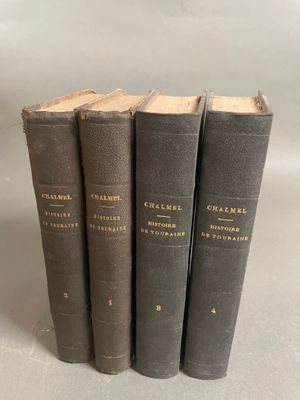 trois livres sont empilés sur une table